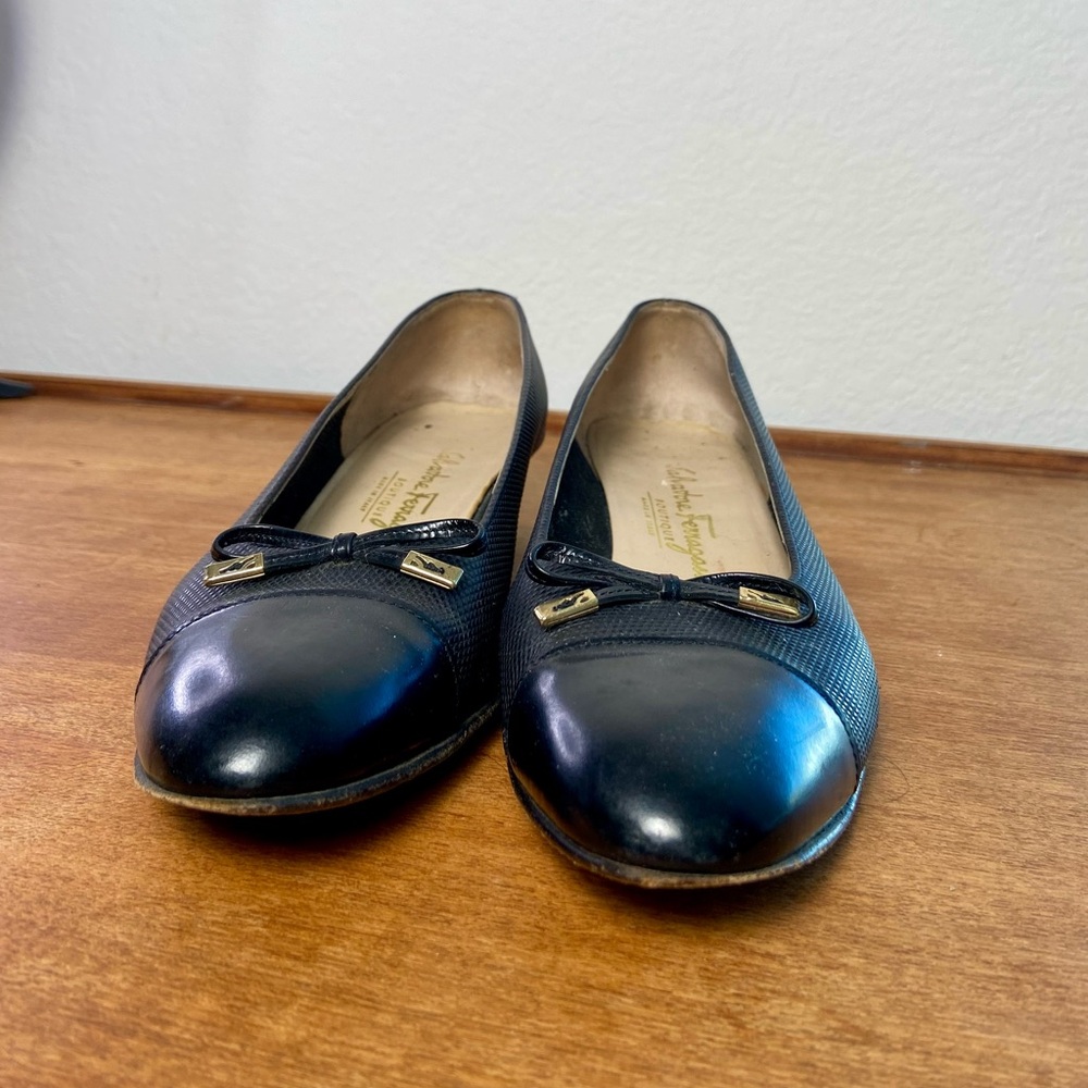 Vintage 1990s Salvatore Ferragamo Classic Luxury Black Leather Bow Heeled Pumps - Picture 4 of 13